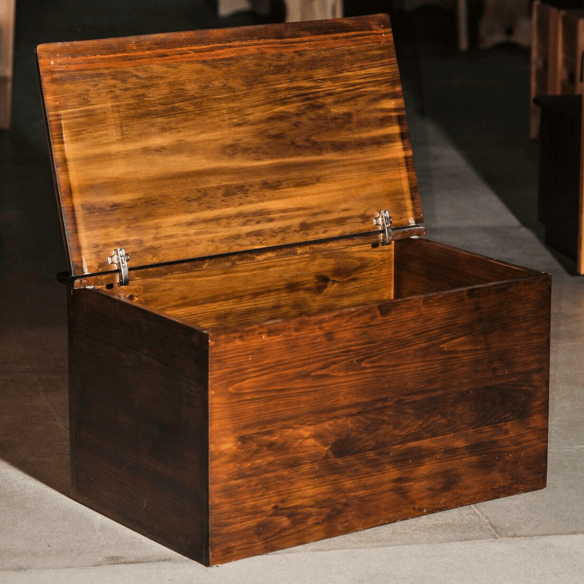 Baú de Madeira Maciça Escura: Organização com Charme e Durabilidade