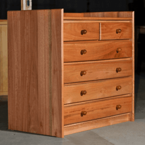 Cômoda Clara de Madeira Maciça: Organização e Leveza para Seu Ambiente