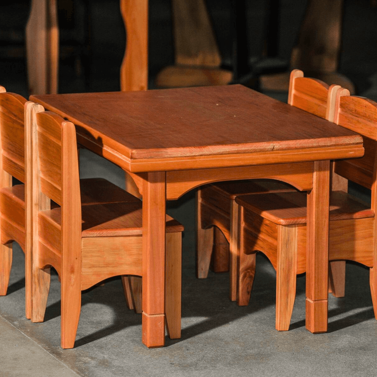Mesa Infantil Clara de Madeira Maciça: Criatividade e Conforto para os Pequenos Exploradores