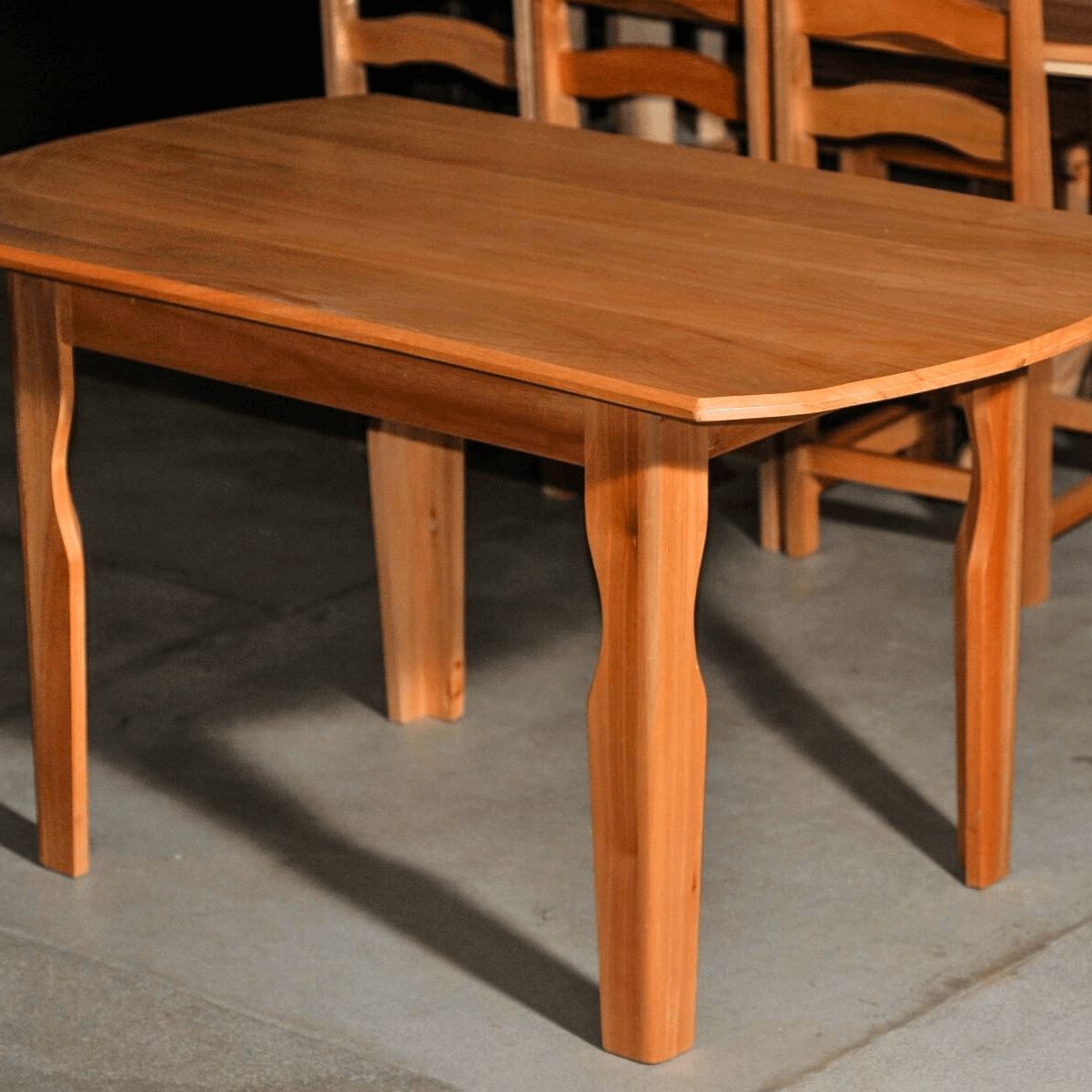 Mesa Oval Clara de Madeira Maciça: Leveza e Elegância para Seu Ambiente