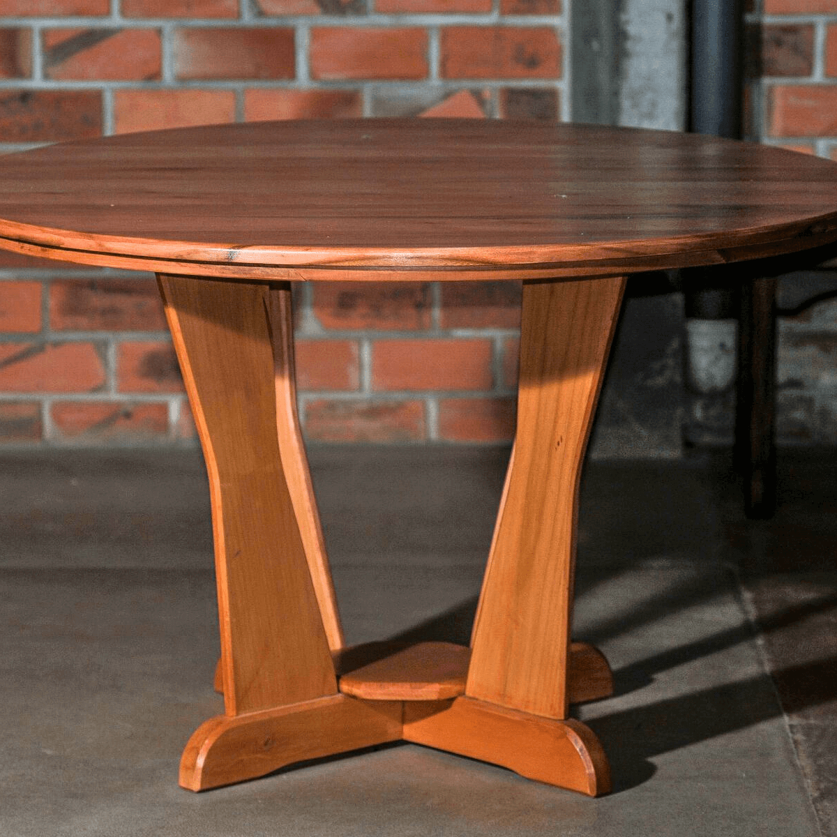 Mesa Redonda Clara de Madeira Maciça: Leveza e Convivência para Seu Lar