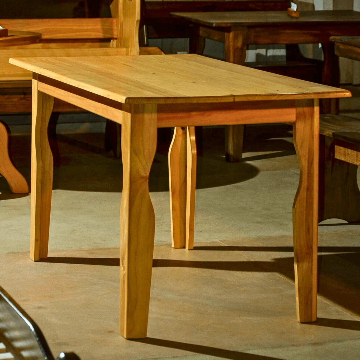 Mesa Retangular Clara de Madeira Maciça: Funcionalidade e Leveza para Seu Ambiente