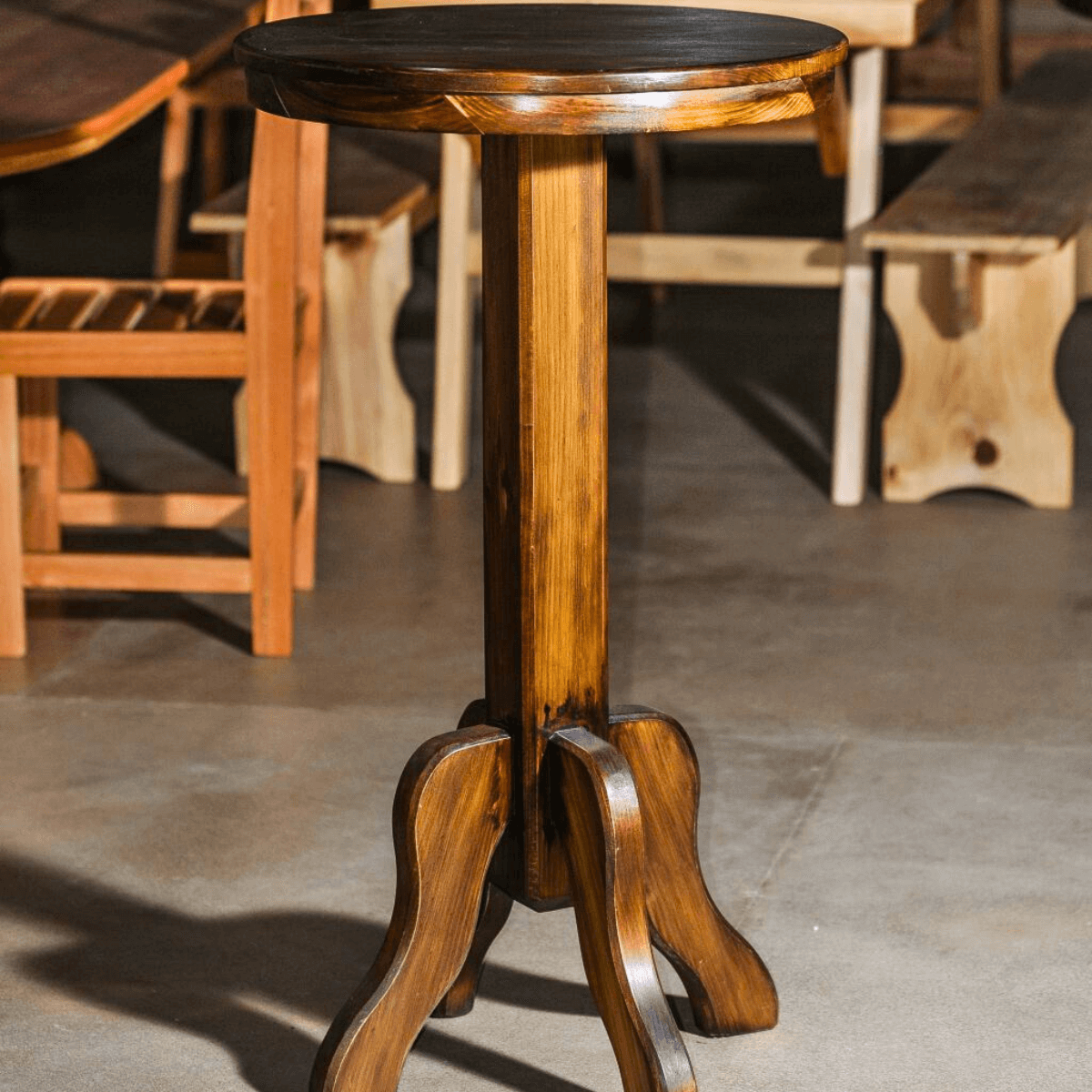 Mesa Bar Escura de Madeira Maciça: Elegância e Funcionalidade para Seus Momentos