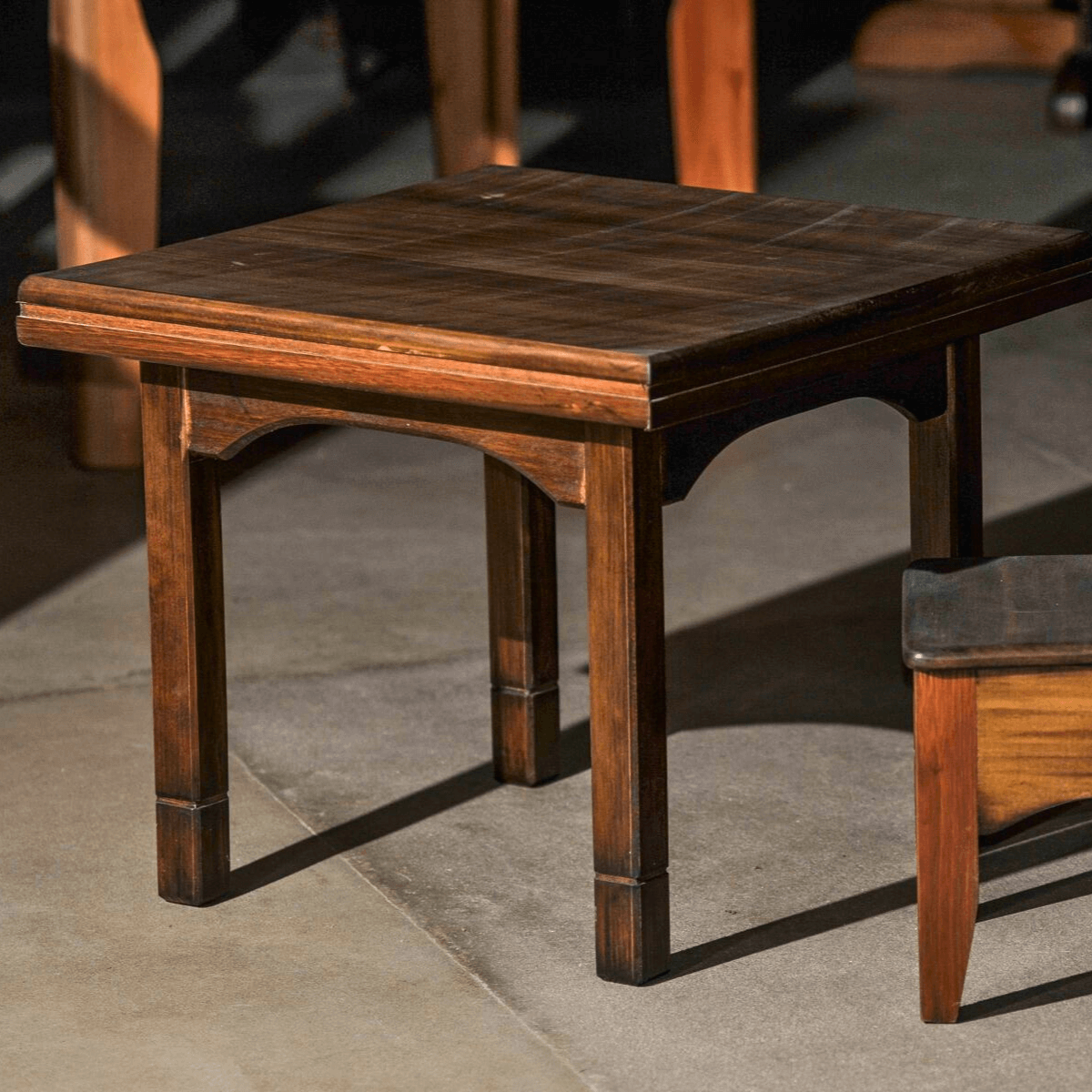 Mesa Infantil Escura de Madeira Maciça: Charme e Resistência para o Mundo dos Pequenos