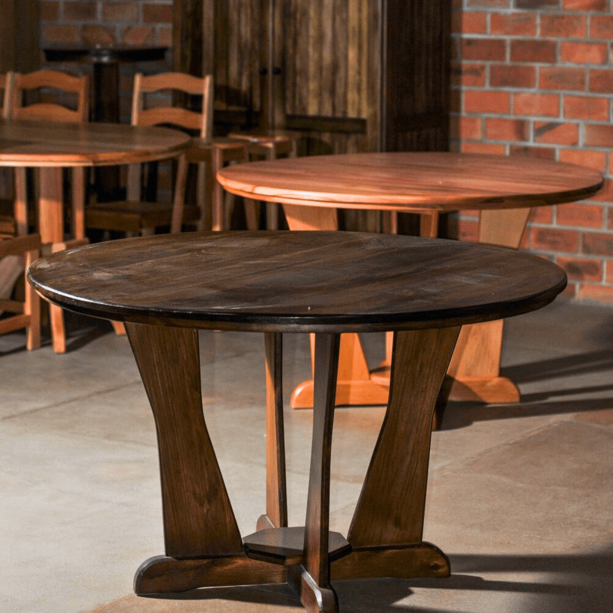 Mesa Redonda Escura de Madeira Maciça: Elegância e Convivência para Seu Lar