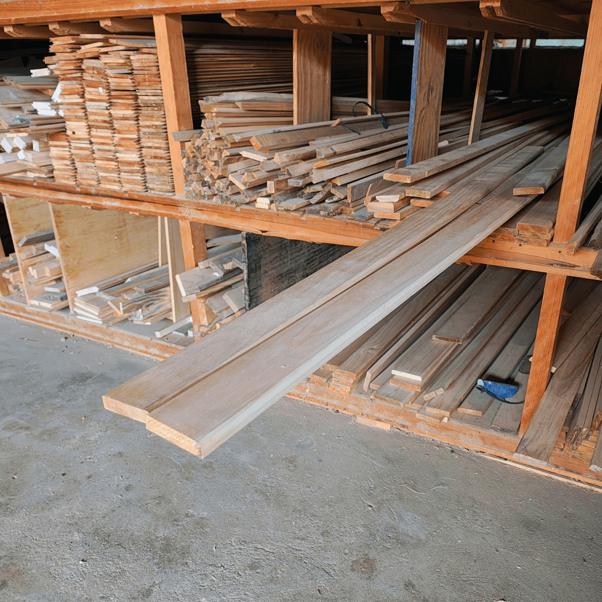 Rodapé de Pinheiro: O Toque Final de Elegância e Proteção para Seu Ambiente