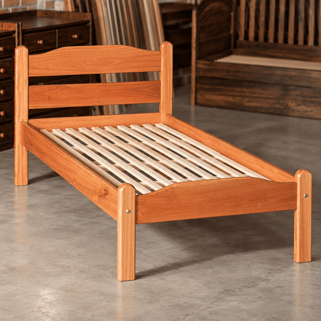 Cama de solteiro de madeira com estrado